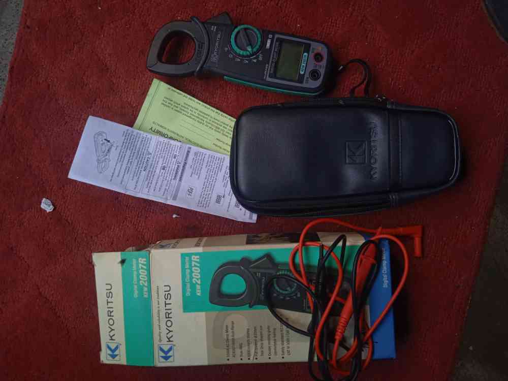 Digital clamp meter
