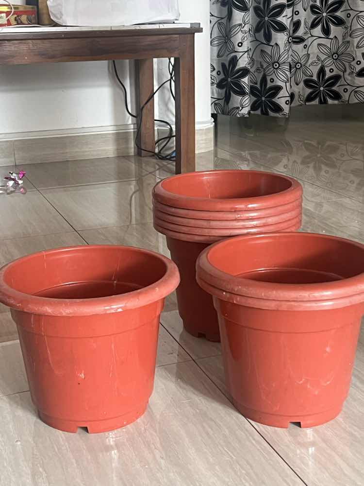 Plastic pot