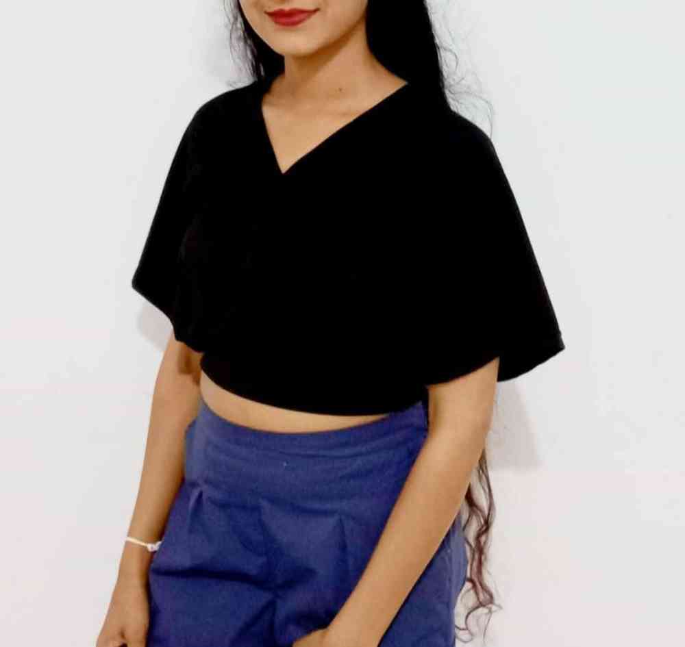 V-neck short top