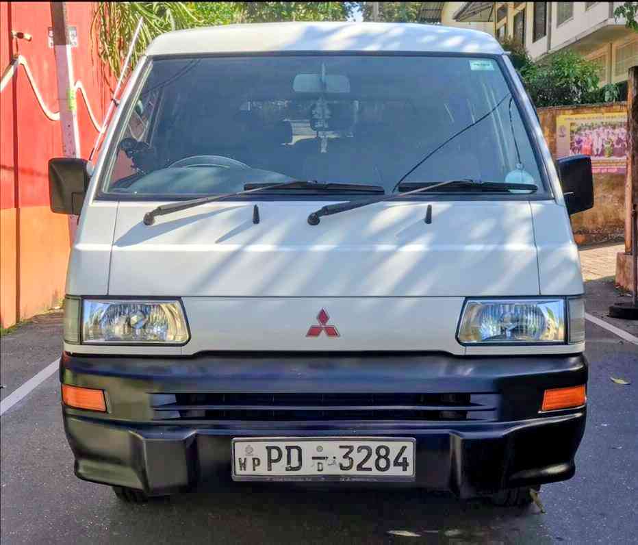 Mitsubishi L300 2012