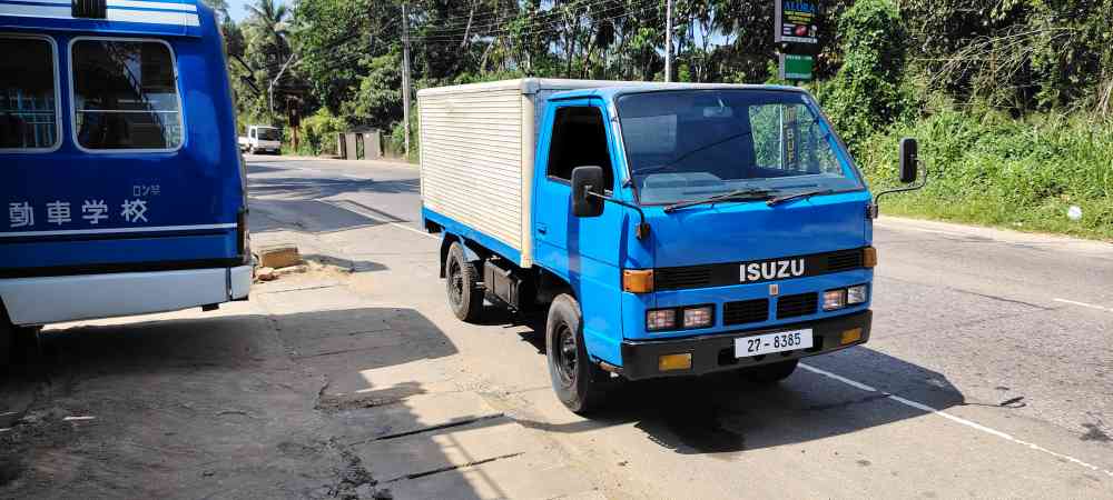 Isuzu ELF 250 lorry