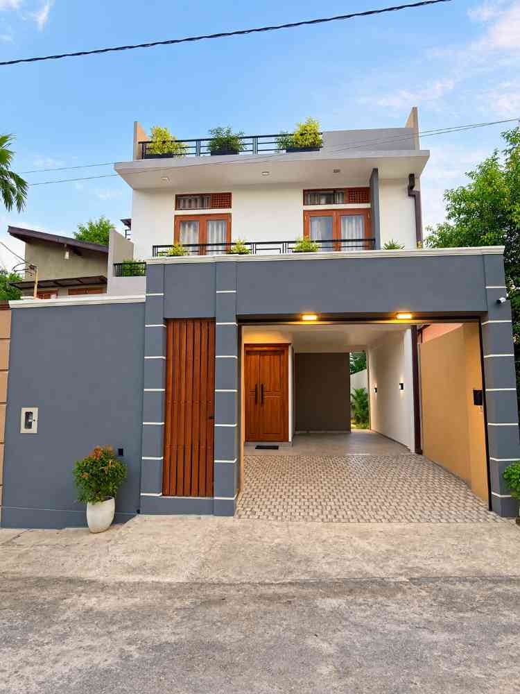 Luxury 3 story fully furnished house for sale in piliyandala