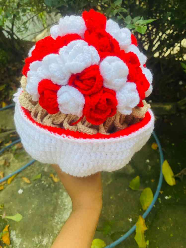 Reversible crochet rose doll bouquet
