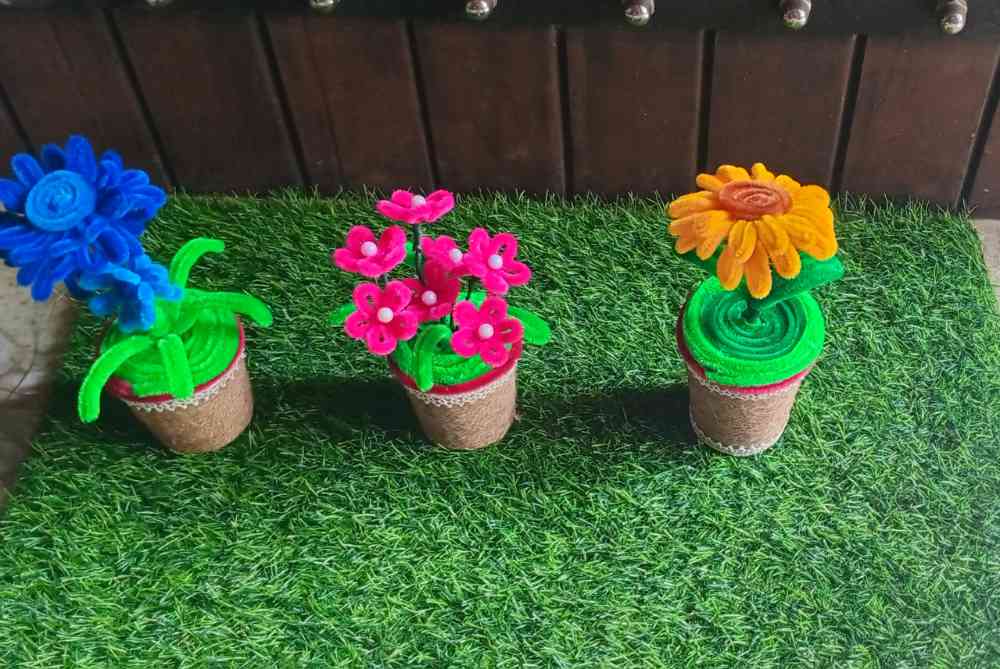 Pipe cleaner flower vase