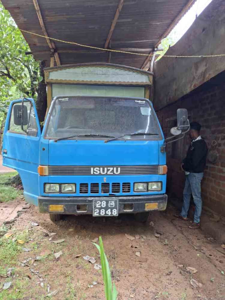Isuzu 14.5 lorry