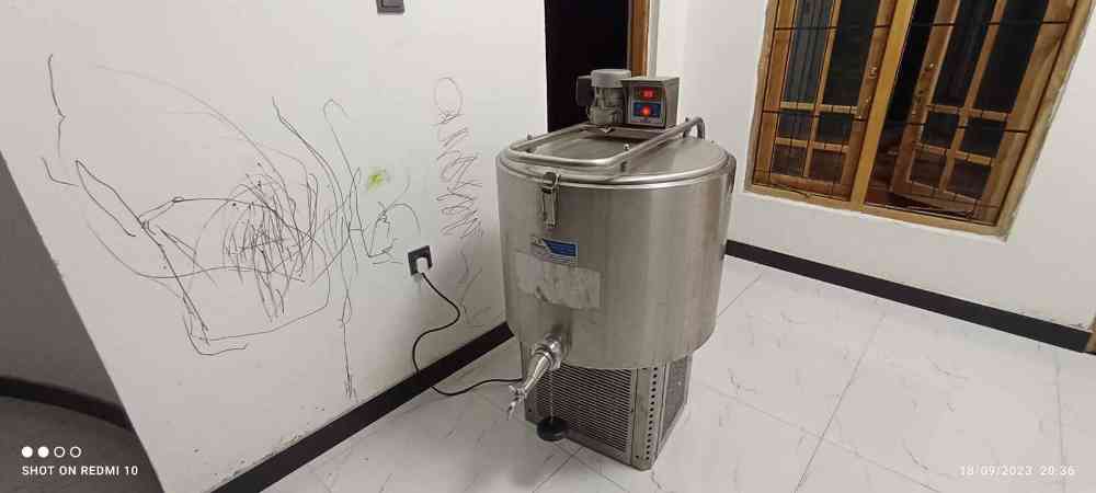 Milk cooling tank