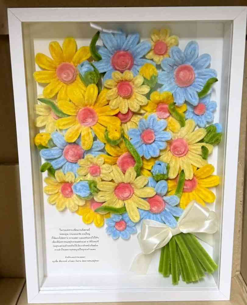 Pipe cleaner flower frame