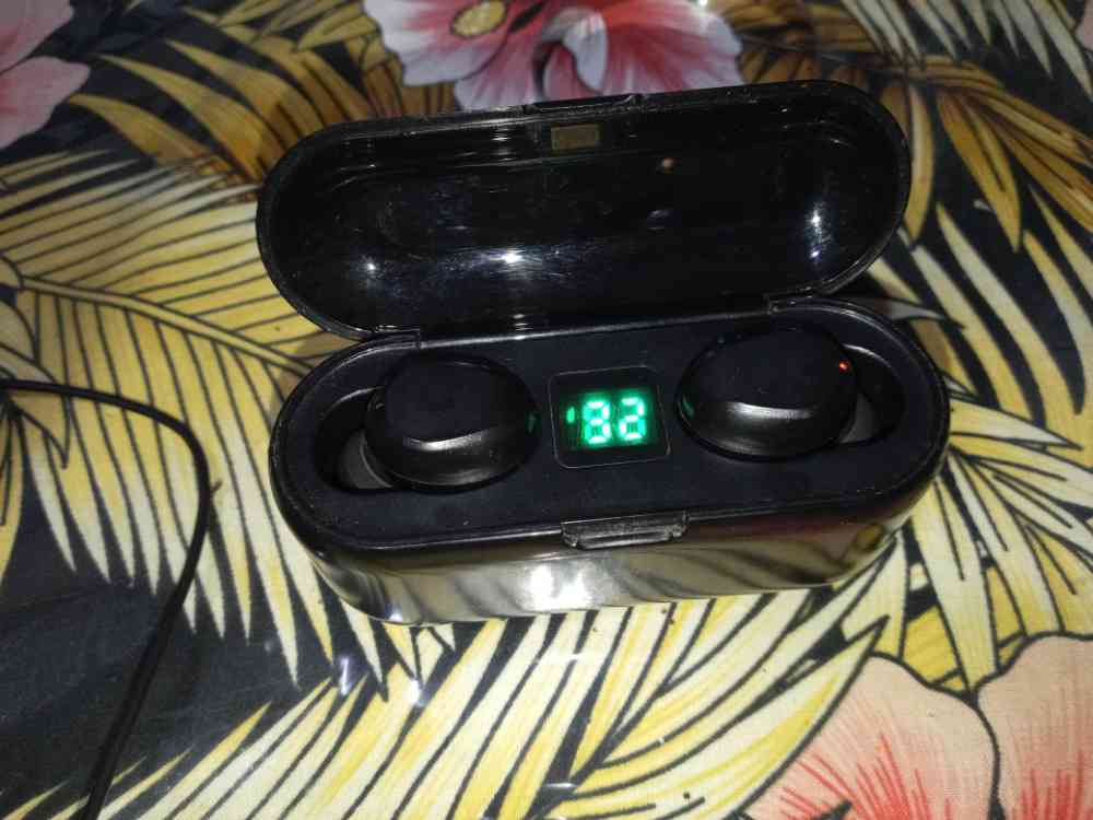 Wireless bluetooth earbuds