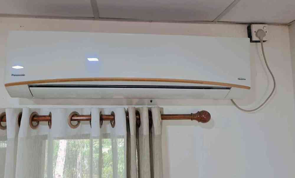 Wall mounted inverter