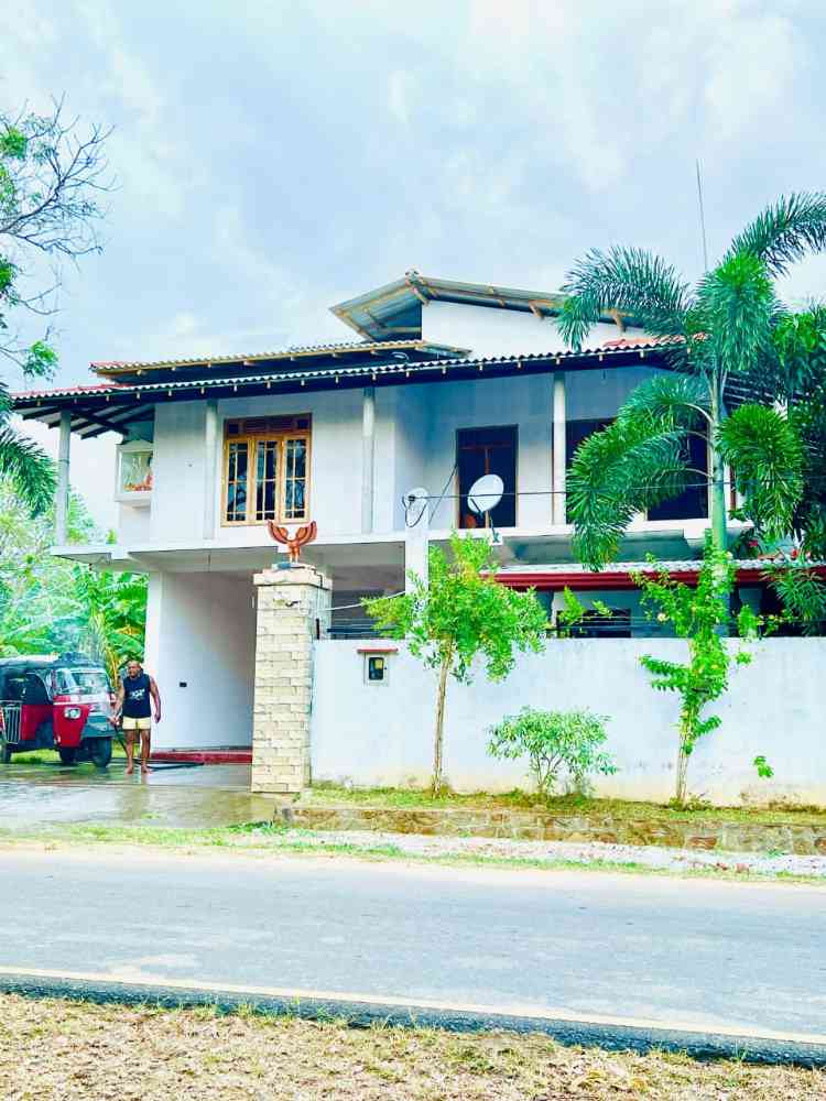 Home & land for sale in lunugamwehera