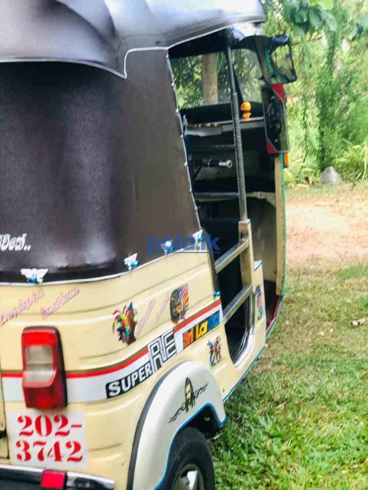 Bajaj three-wheeler - photo 2