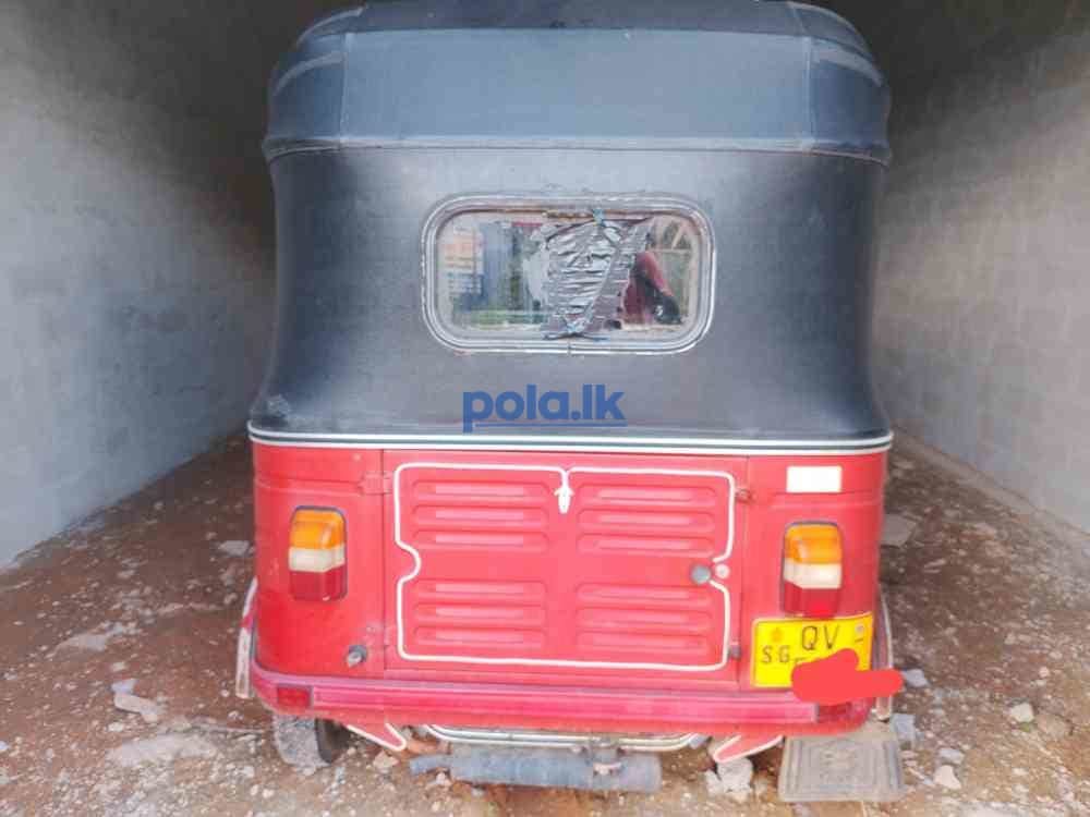 Bajaj three wheeler - photo 1