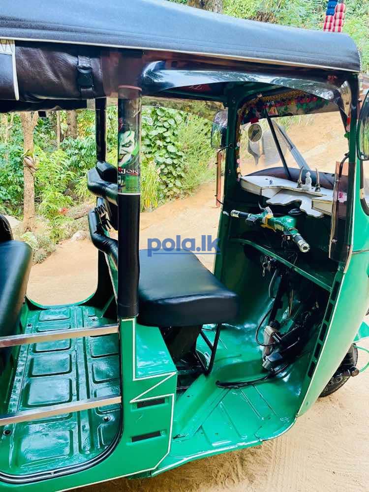 Bajaj three wheeler - photo 2