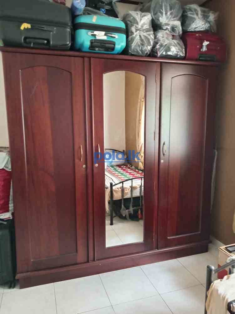 3 Door mahogany wardrobe for sale - photo 4