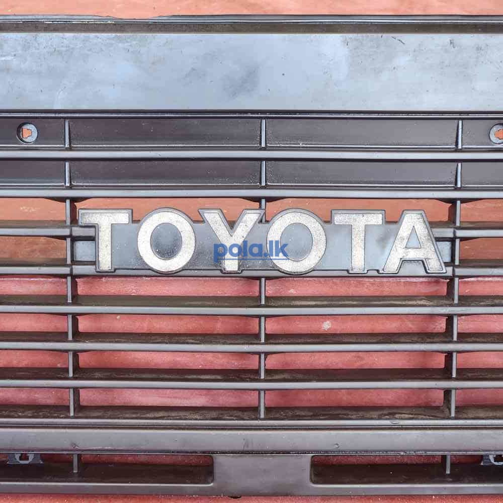 Toyota Hiace LH51 front grill 1989 - photo 2
