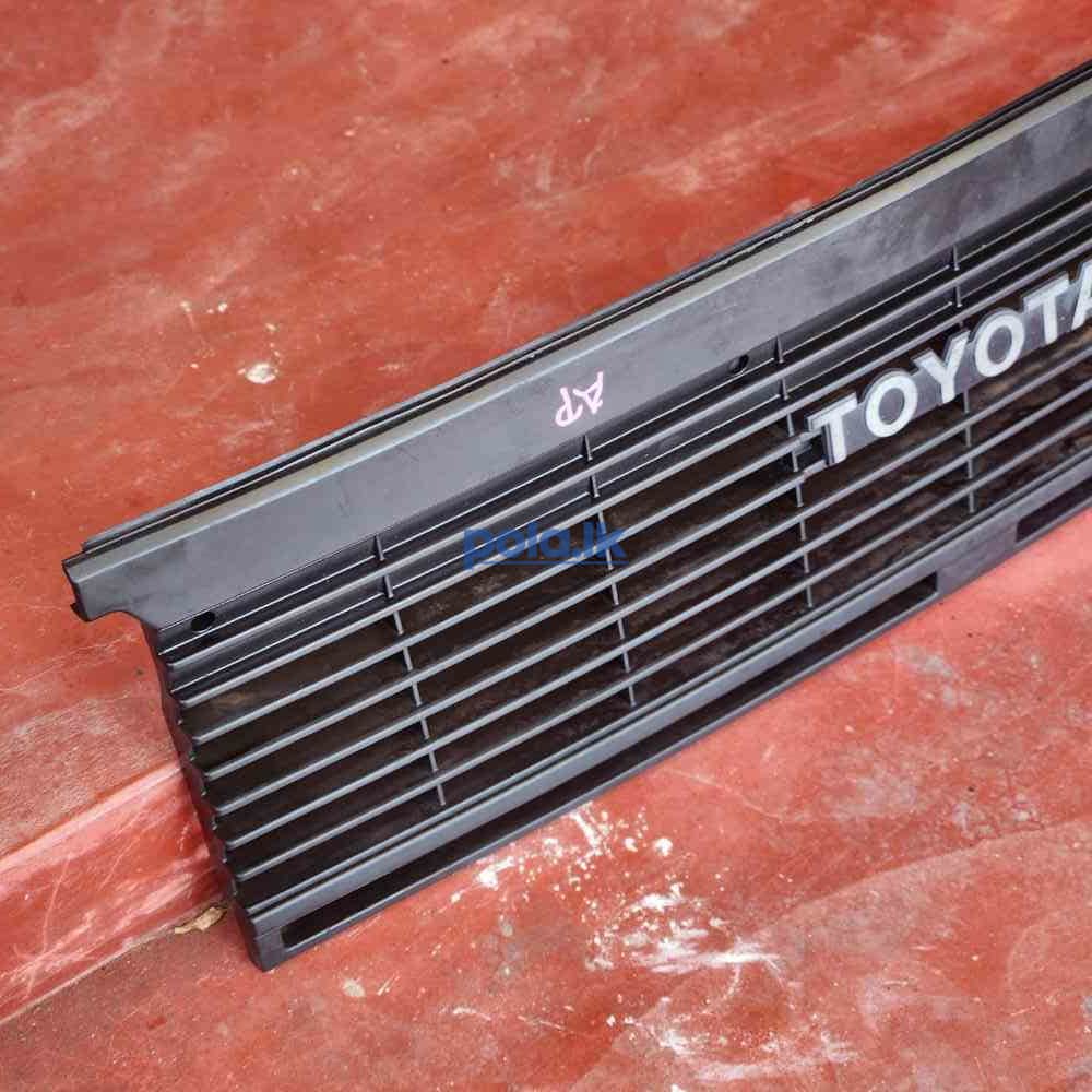 Toyota Hiace LH51 front grill 1989 - photo 3
