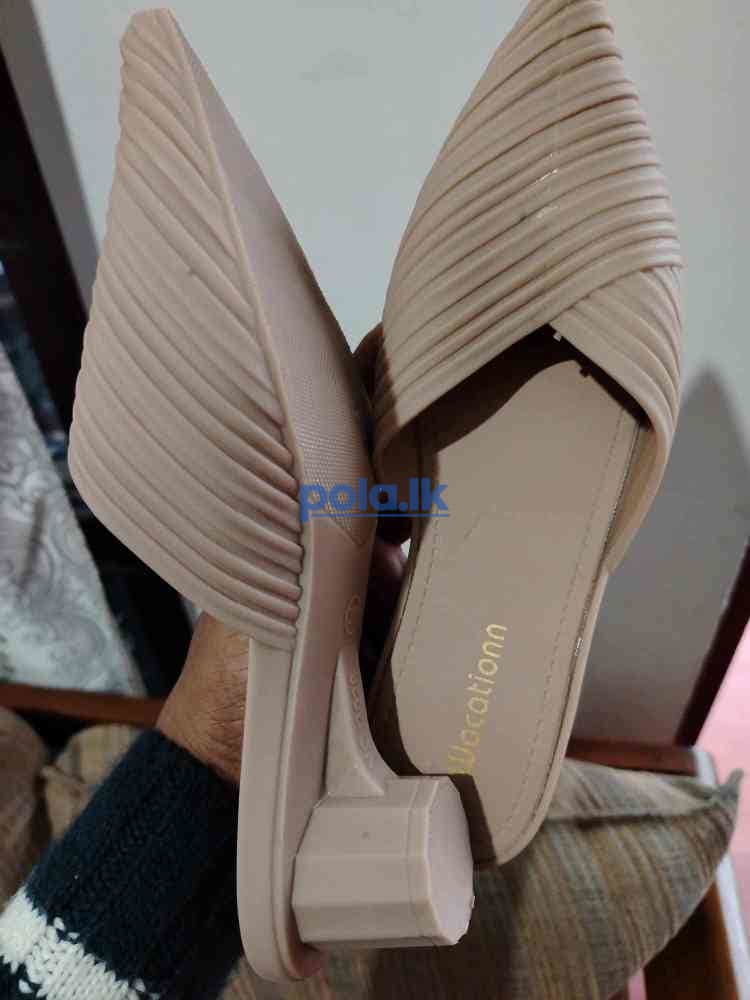 Woman fashionable shoes - photo 4