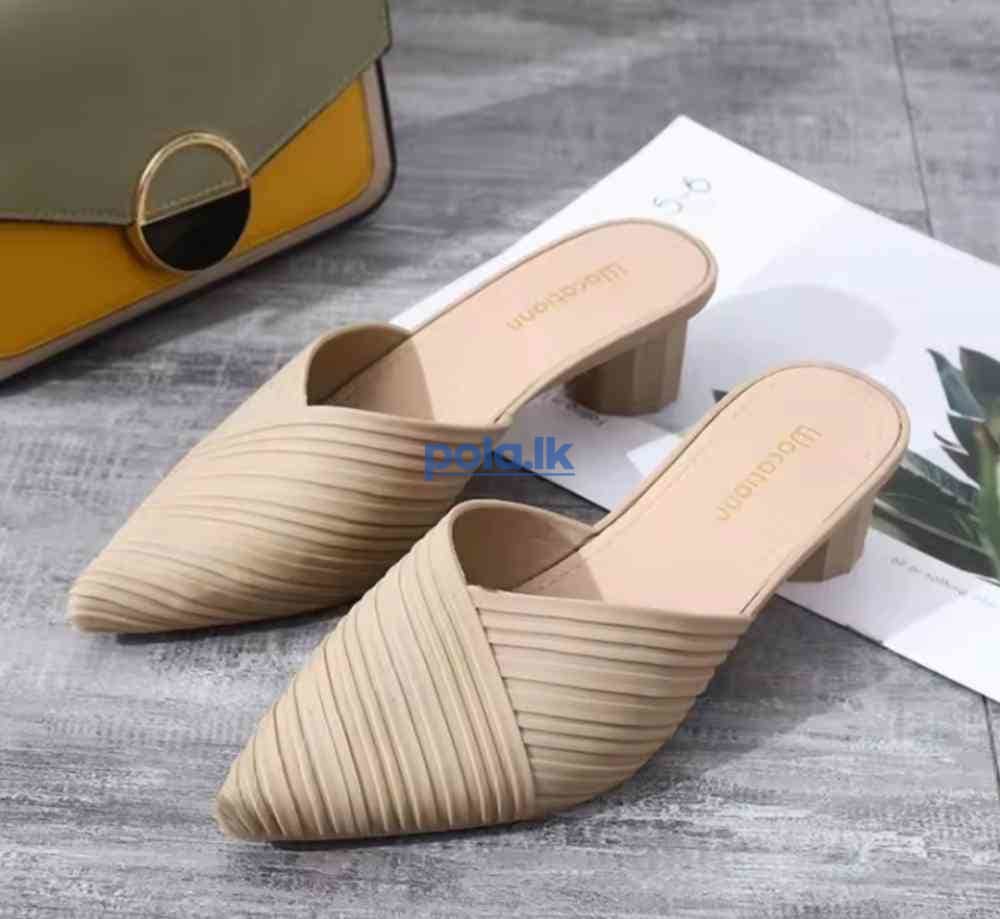 Woman fashionable shoes - photo 3