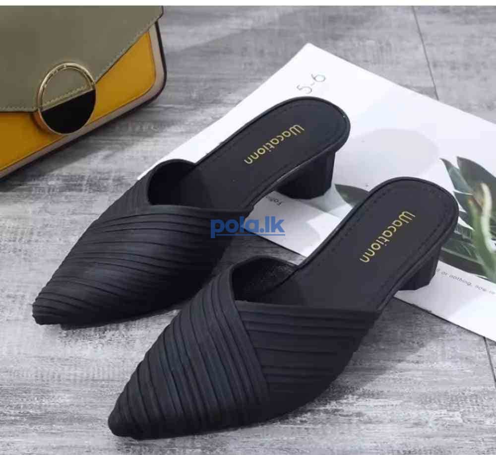 Woman fashionable shoes - photo 2
