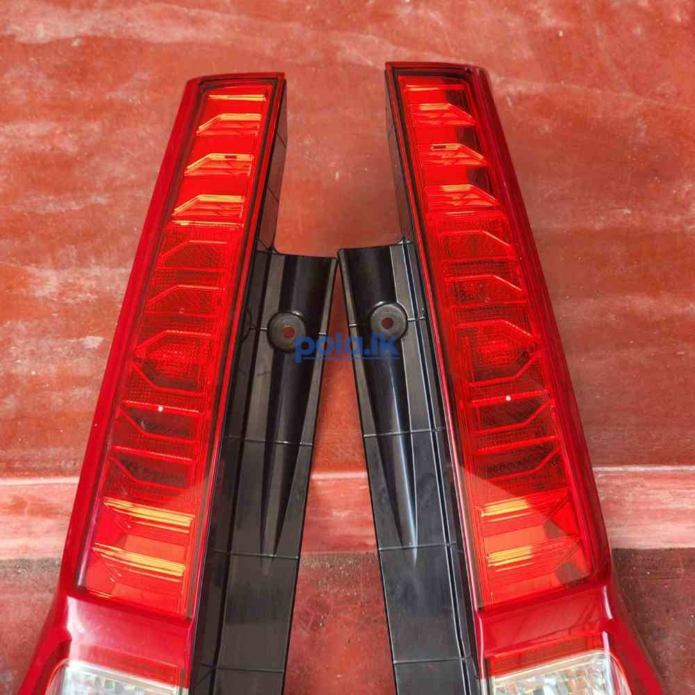 Toyota roomy red tail light japan used - photo 4