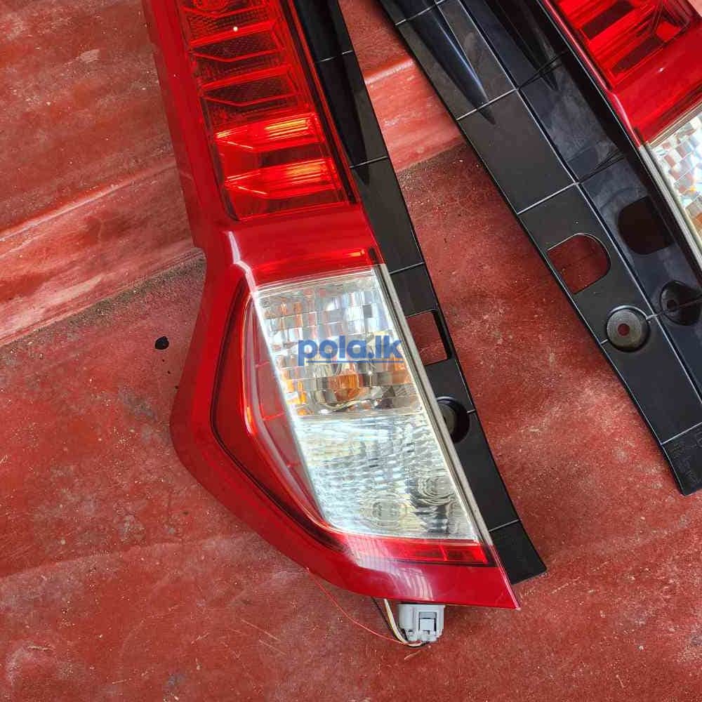 Toyota roomy red tail light japan used - photo 2
