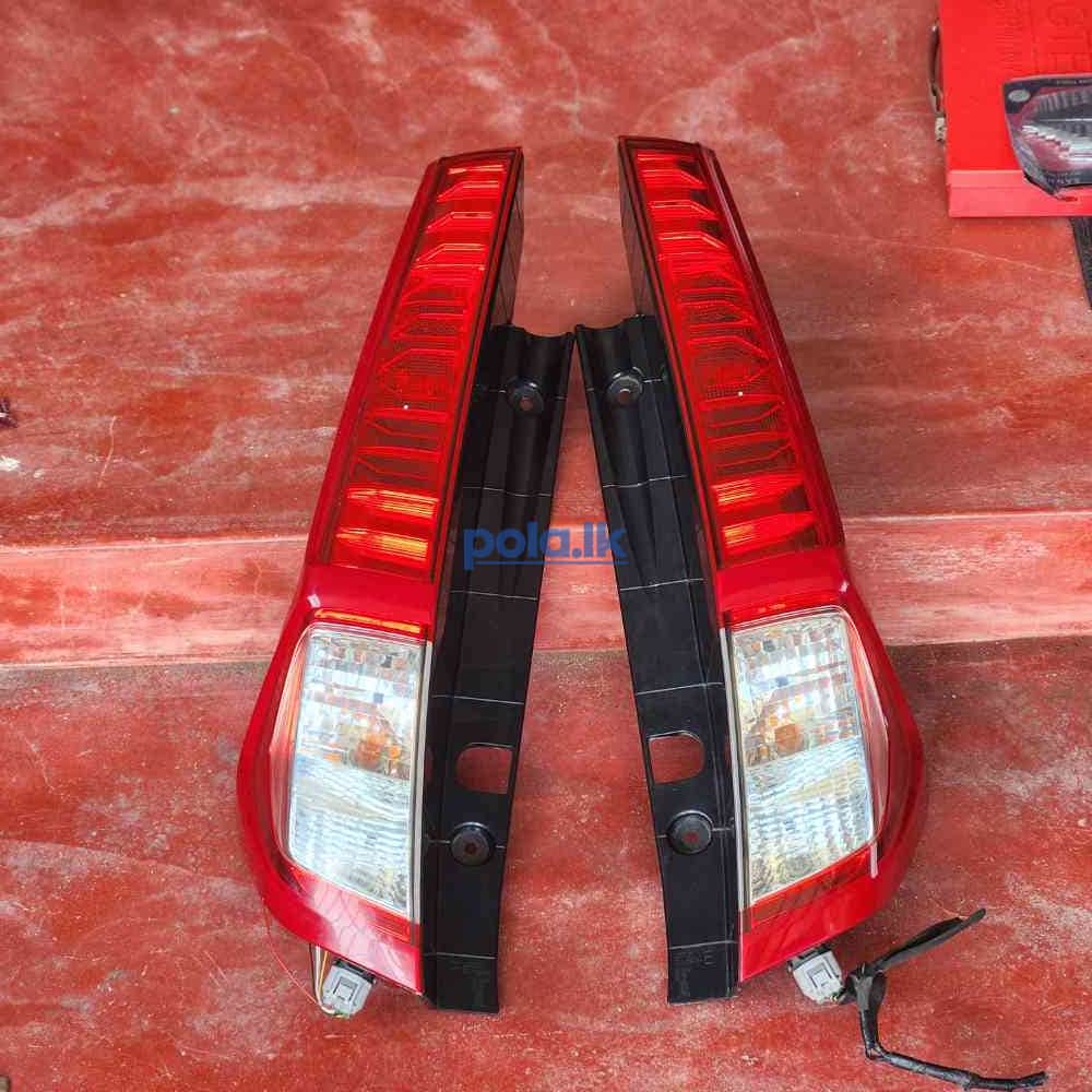 Toyota roomy red tail light japan used - photo 1