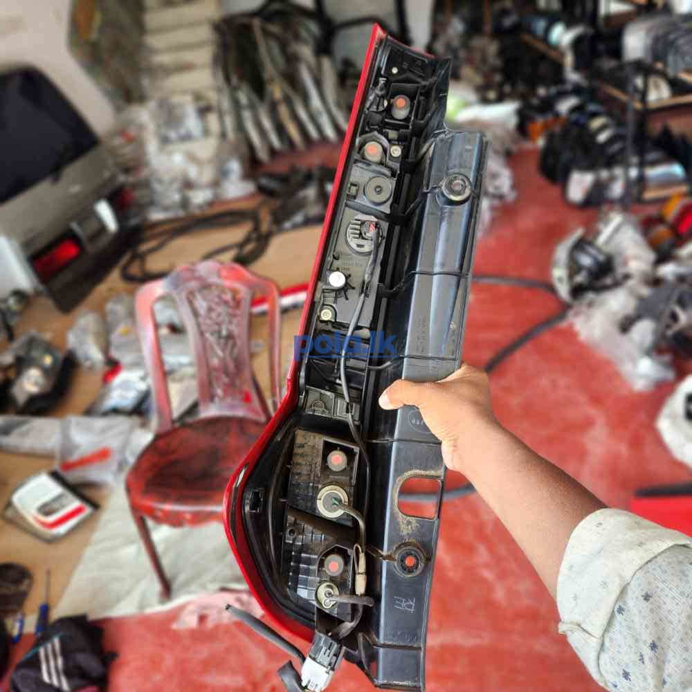 Toyota roomy red tail light japan used - photo 6