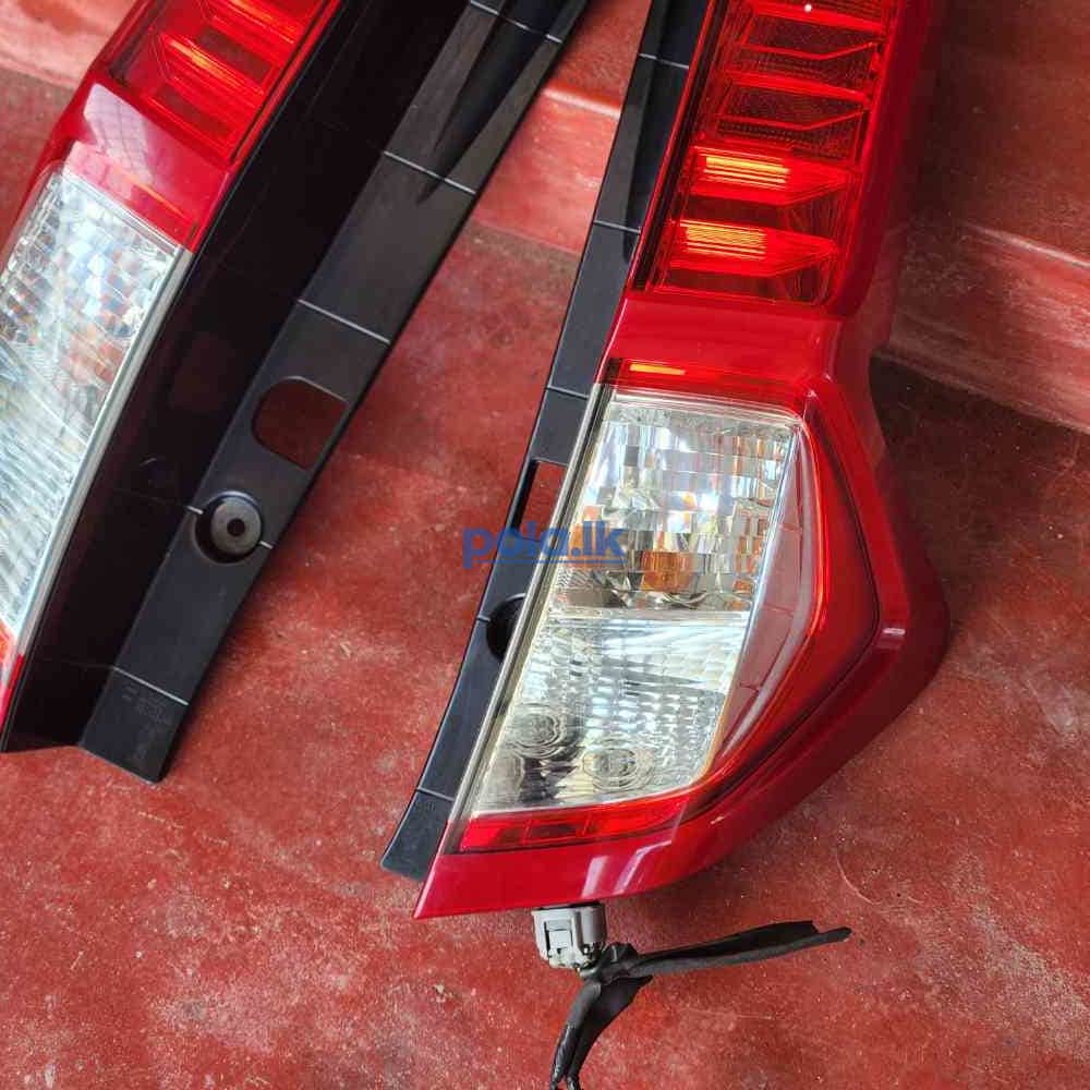 Toyota roomy red tail light japan used - photo 3