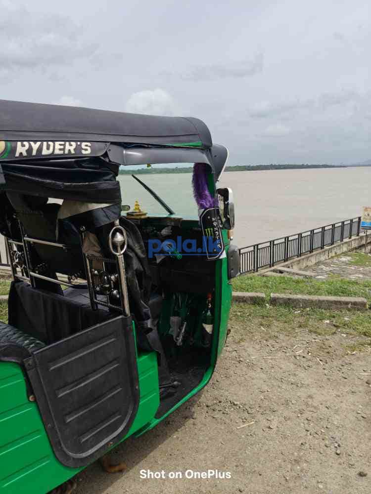 Bajaj three-wheeler 2015 - photo 3