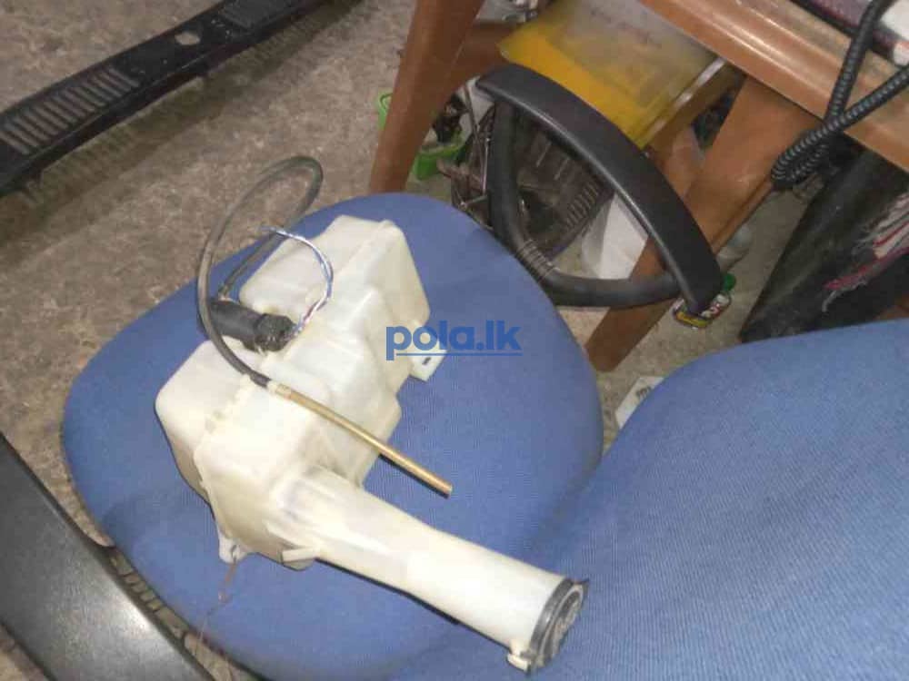 Toyota corsa EL51 windscreen wiper wash bottle - photo 2