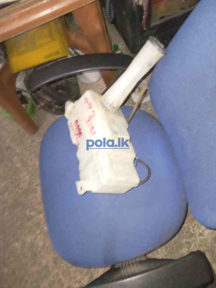 Toyota corsa EL51 windscreen wiper wash bottle - photo 1