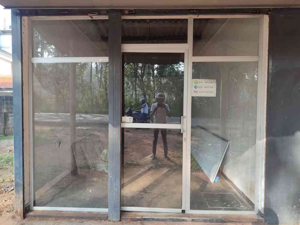 Aluminum glass partition