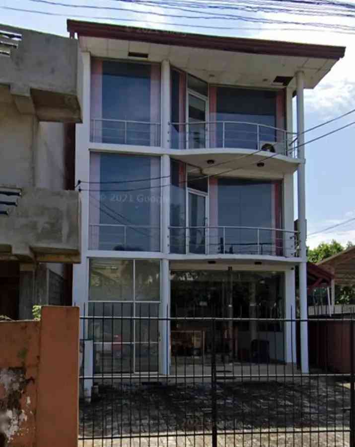 Commercial building for sale