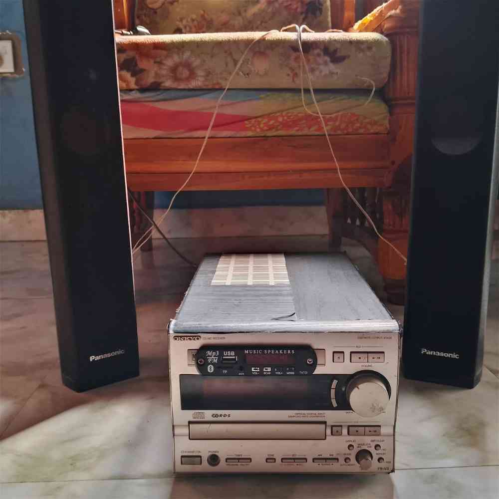 Onkyo amp and 2 stand buffels