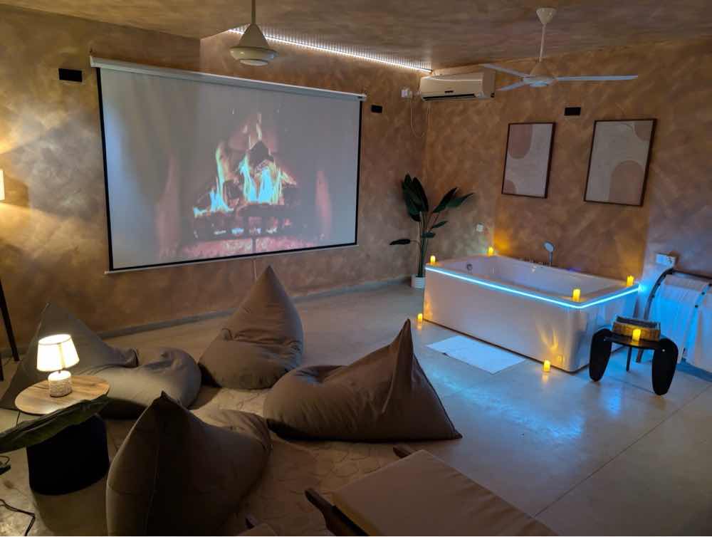 Manual projector screen