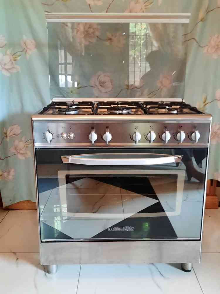 Gas stove with oven