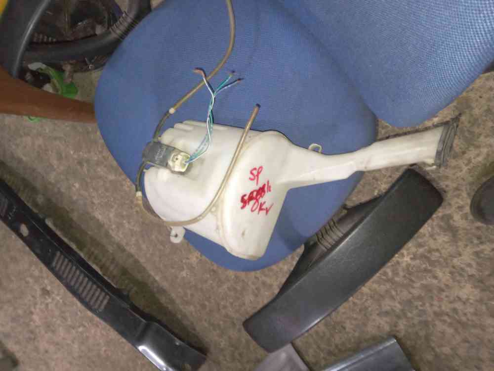 Toyota yaris belta windscreen wiper wash bottle