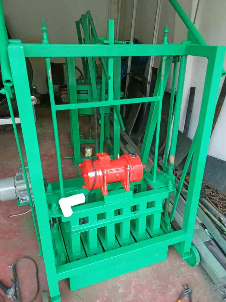 Gale 6 block brick machine