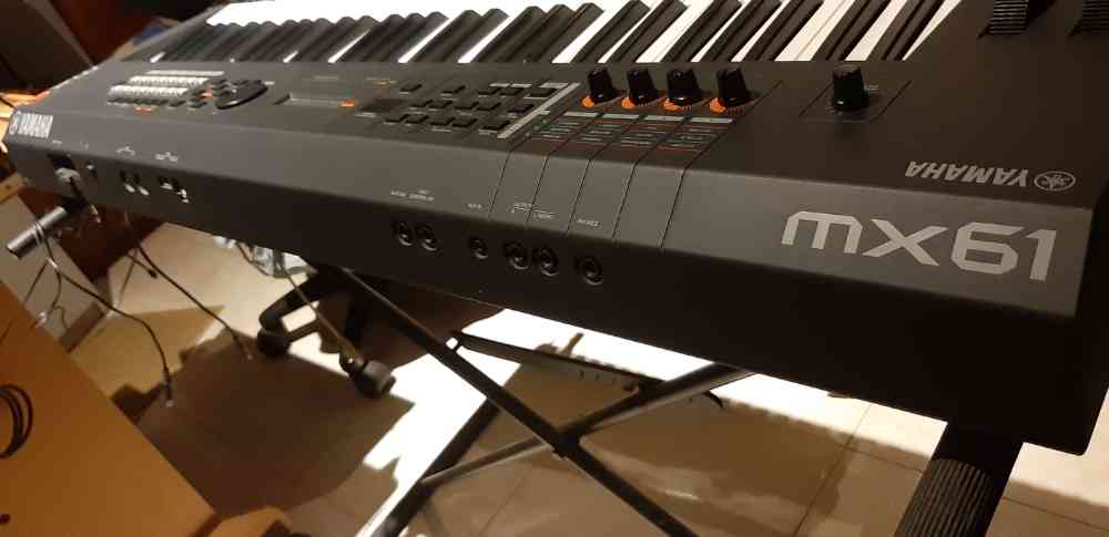 Yamaha mx61 synthesizer