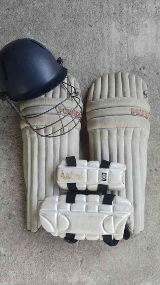 Cricket pads & helmet
