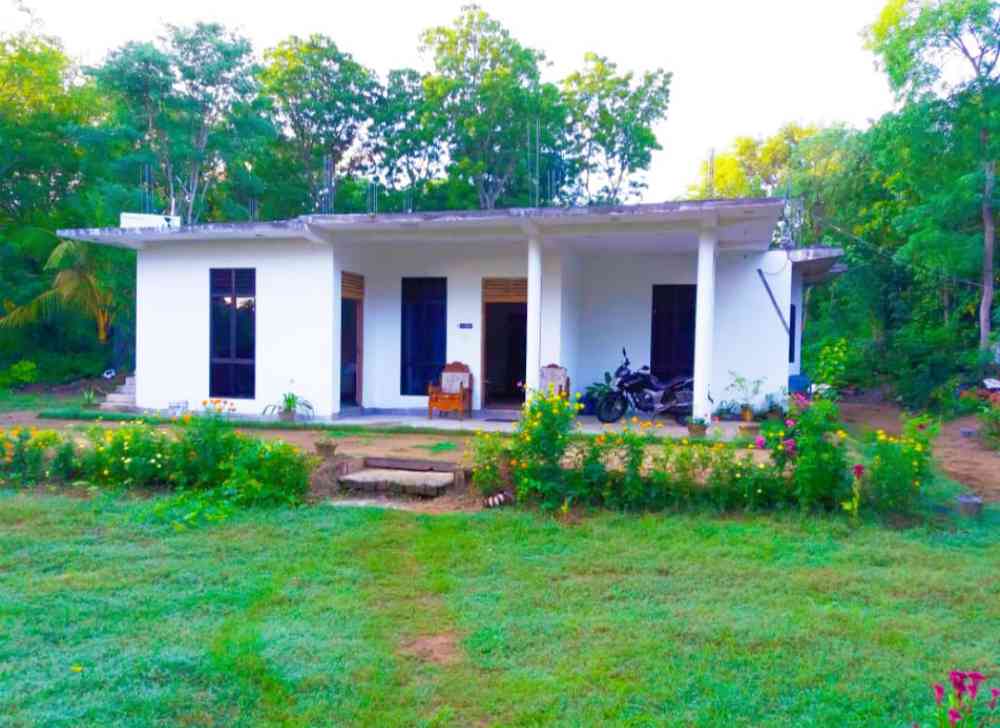 Home and land for sale in thanamalvila