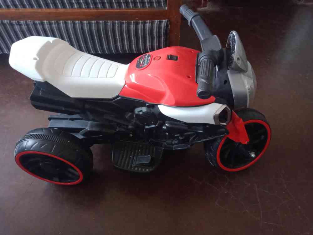 Rechargeable kids motorcycle