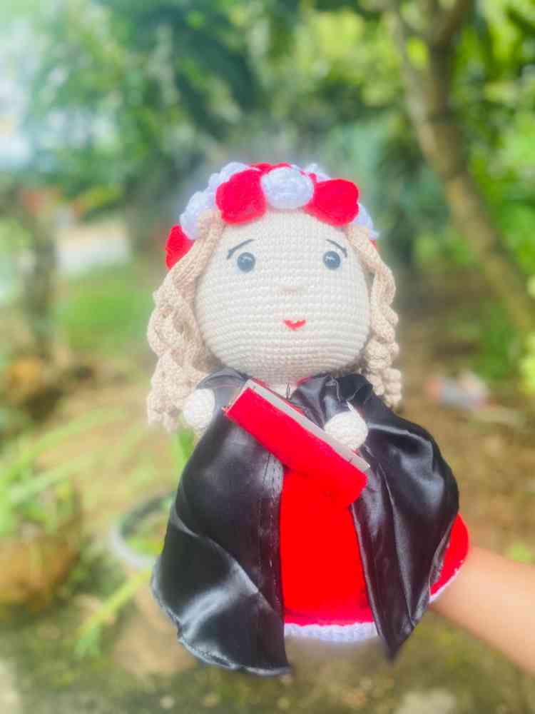 Reversible graduated crochet rose doll