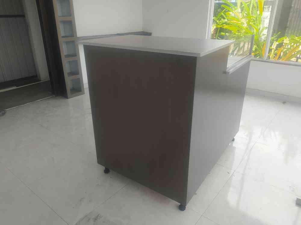 Cashier counter table