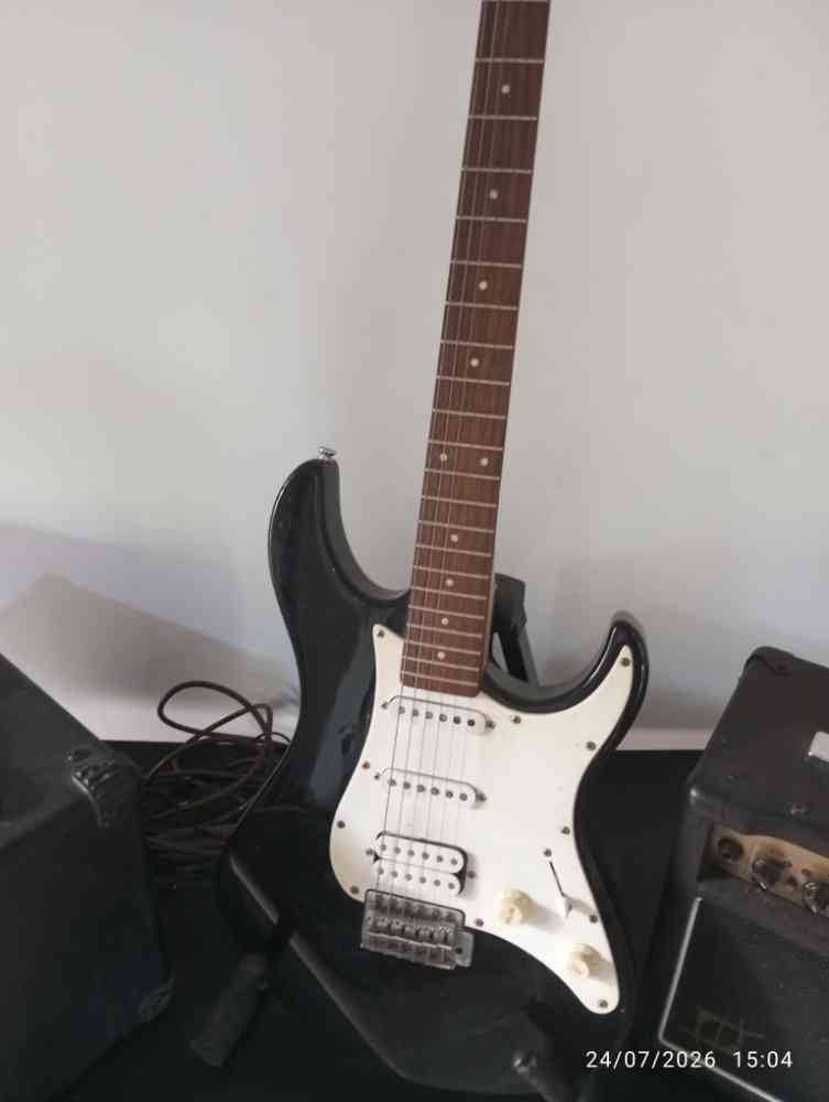 Yamaha electric guitar amplifier bag and stand