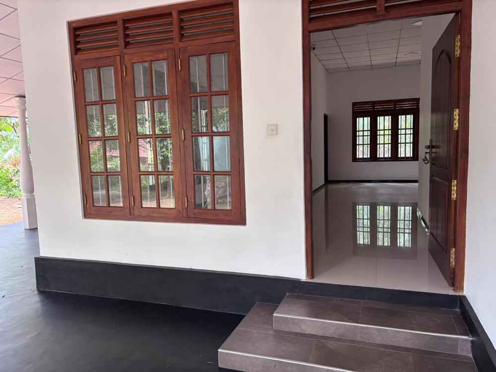 House with 30 Perch land near Karapitiya