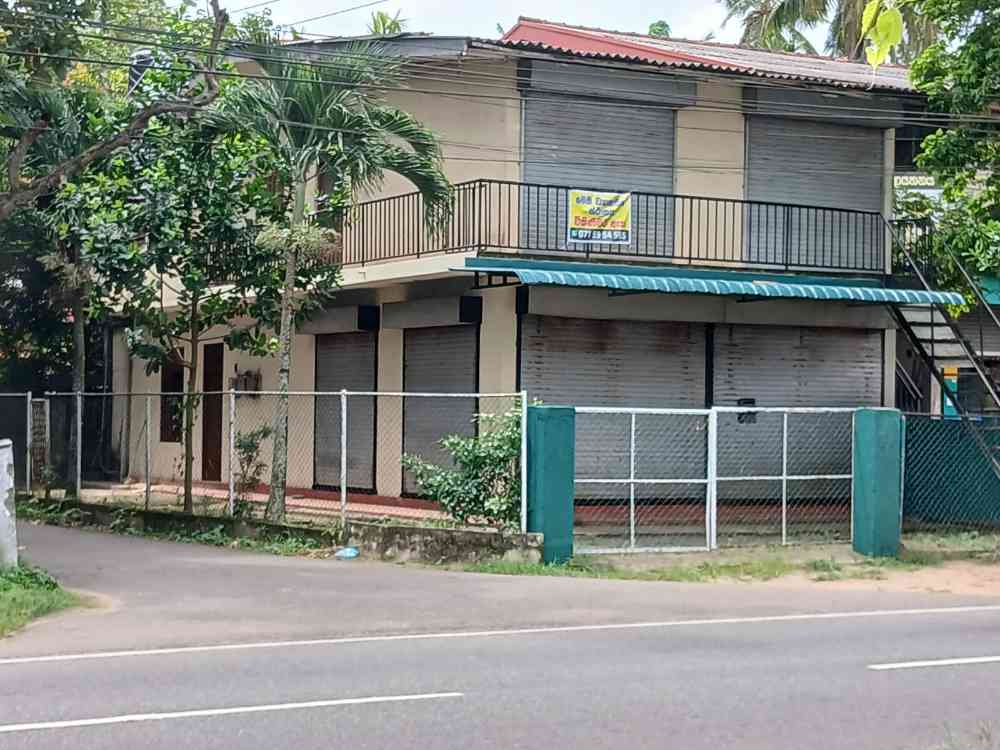 10 Perch commercial building for sale