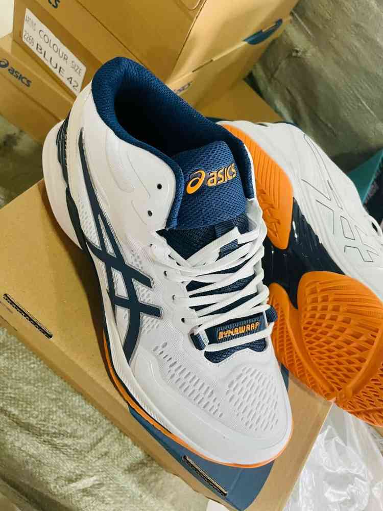 Badminton shoes